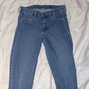 Blåa jeans - Blåa jeans i modellen ”Skinny Ankle” från H&M. Storlek 27. 