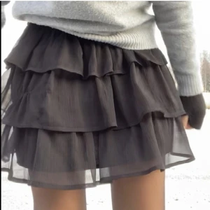 Svart volang kjol - Slutsåld svart volang kjol från Vero Moda. Storlek M men passar även S/xs då det är resor i midjan, skulle även passa större. 