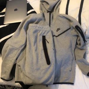 Nike Tech Fleece - Riktig skön och fräsch. Har ej användning och därför vill sälja, kvitto finns digitalt och vid fler frågor kom gärna dm.