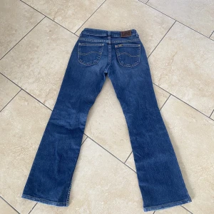 Lee low waist jeans - Säljer mina jättefina lee jeans som är bootcut och low waist.  Midjemåttet:36 rakt över Innerbensläng: 73 Skriv vid fler frågor❣️