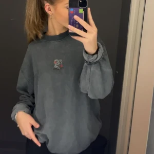 oversize sweatshirt  - Supersnygg oversize sweatshirt från madlady!!😍 Köpt för några år sedan men fint skick!  Strl S men sitter något stort på mig! Är också ett superfint tryck på ryggen och ett litet tryck framtill!🫶🏻