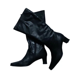 y2k vintage stövlar - snygga stövlar med square pointy toe från park west. Storlek 40 men funkar för 39 också. Nypris 900 sek. Köparen står för frakt. ❤️