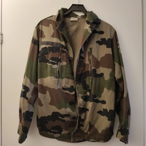 Jacka  - Militärjacka i strl. S i fint skick. Finns i Helsingborg.