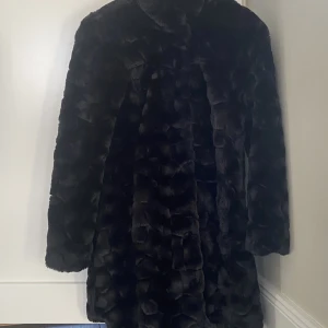 Vila vicera coat stl.36 - Svart Vila Vicera coat, stl.36. Använd två gånger. 