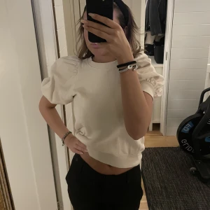 Topp - Topp med puffärmar från lindex storlek s. Den är krämvit/beige