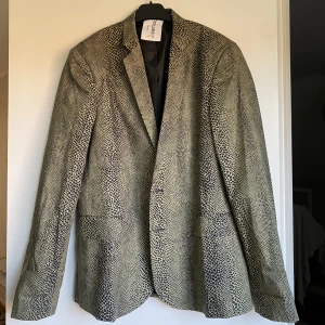 Kavaj - Grönsvart kavaj från collusion med tunna axelvaddar, köpt second hand. 