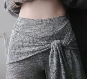 South beach leggings mjukisar byxor - Väldigt tunna, mer som en strand/sommarbralla men jag har haft de hemma som mysbyxa. Hel och ren, väldigt strechig med smickrande knyt runt höft. Kostade under 500ingen på Asos. Glöm inte att kolla övriga annonser 