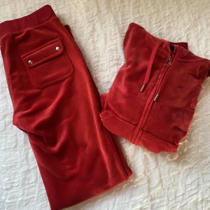 Juicy couture set (intressekoll) - INTRESSEKOLL Använt väldigt fåtal gånger köpt för 2300kr  S i byxorna M i tröjan  Skriv privat för fler bilder  (Inte öppen för byten) 900kr per del