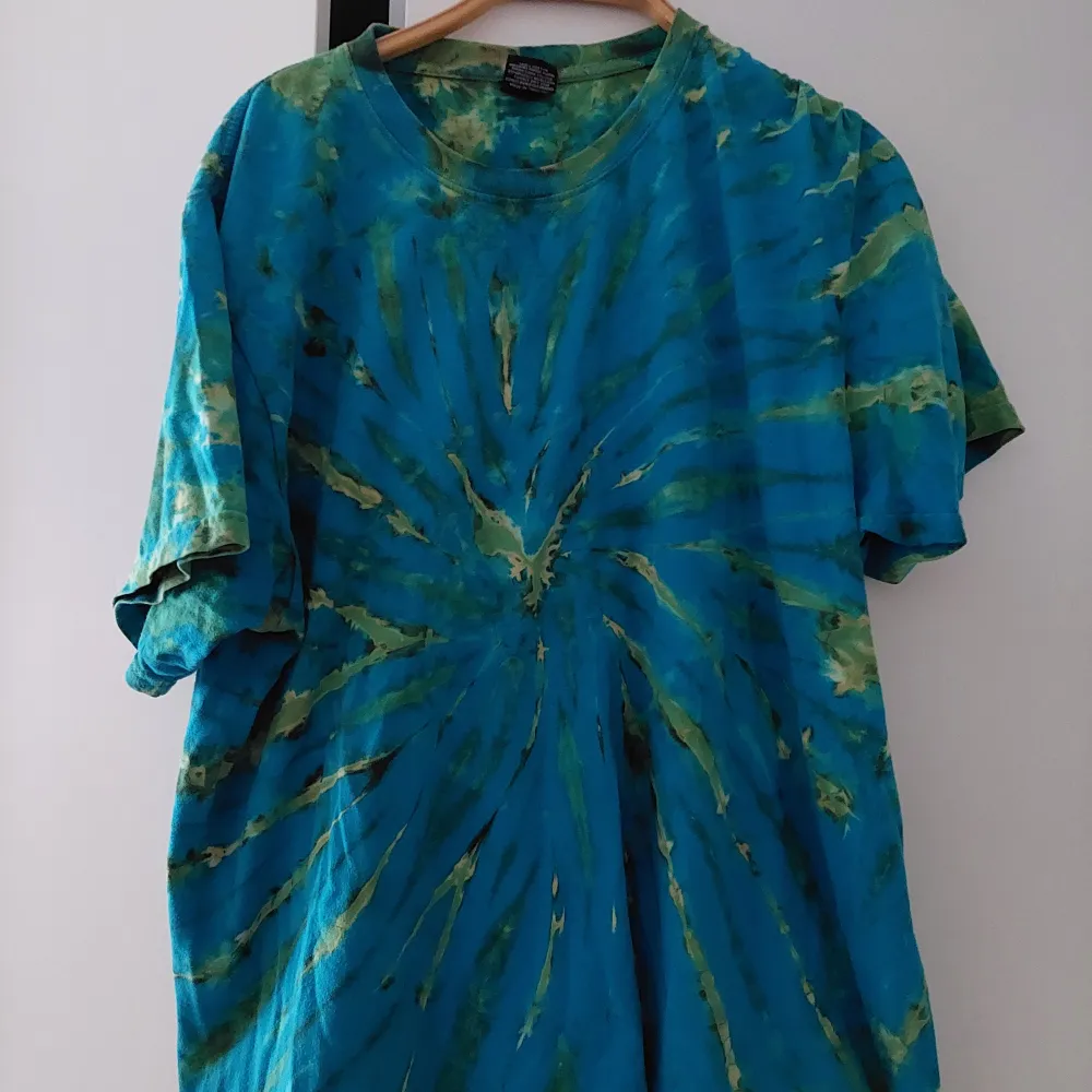 Batik t shirt storlek XL köpt på urkullt för några år sen men har aldrig använts, ingen slitnad, PAKETET KAN SKICKAS. T-shirts.