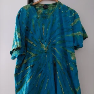 Batik t shirt - Batik t shirt storlek XL köpt på urkullt för några år sen men har aldrig använts, ingen slitnad, PAKETET KAN SKICKAS
