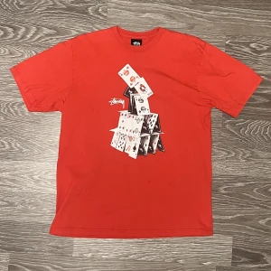 Stussy t-shirt  - Använd och tvättad ett fåtal gånger, passar S/M, condition 9/10