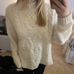 Stickad tröja - Jättefin mysig stickad tröja💞 knappt använd! Nypris 150 kr men jag säljer för 80💞💞