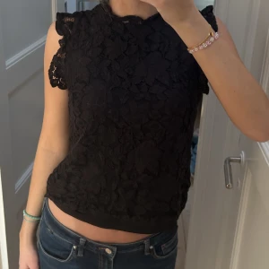 Spetstopp - Säljer den här jätttefina spetstoppen! 💞