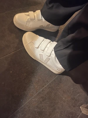 Helt nya sneakers!! - Säljer dessa snygga skorna från veja, använda 2 gånger. Säljer endast för att det är för små!! Nypris 1960 kr 