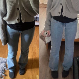 Low waist boot cut jeans - Väldigt bra skick, men lite slitna längst ner som man ser på andra bilden. Köpta för 1000 kr på jeansbolaget, märket är Abrand Jeans och de är i modellen ’99 Low Boot. Skriv för fler bilder! Jag är 158 cm och midjemåttet är ca 75 cm.