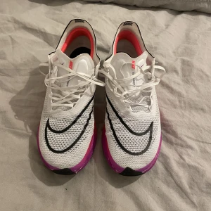 Nike streakfly - Säljer mina Nike streakfly i storlek 41. Har släppt vid snörningen på ena skon men är annars som nya!