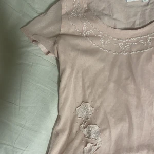 T-shirt - Topp med delvis mesh i storlek S men passar även M😊