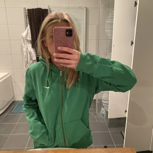 Vintage Nike hoodie - Så fin grön vintage-hoodie m dragkedja från Nike, får inte användning för den💕jättebra skick