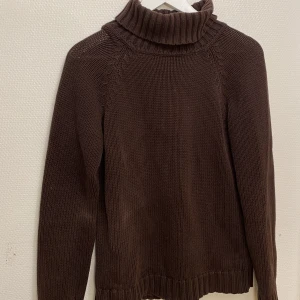 Brun polotröja - Brun polotröja i mycket bra skick! Varm  och tjock. Skicka pm för fler frågor ❣️🔆
