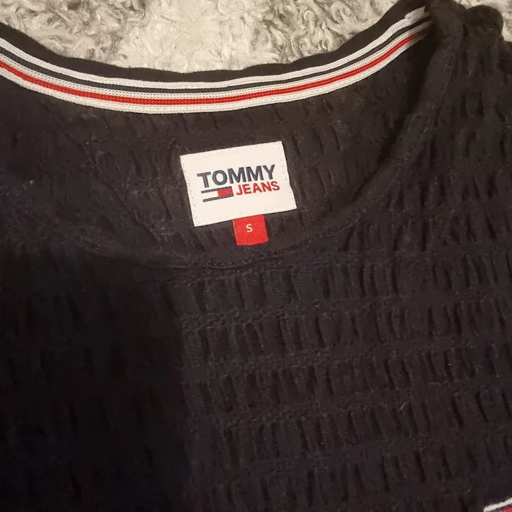 Tommy hilfiger T-shirt. Den har en väldigt coolt matreal som också ör bekvämt. . T-shirts.