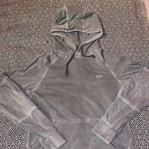 Hoodie - Tja, säljer denna grå träningshoodien från My Protein Washed/urtvättad detaljer runt sömmarna använd få gånger & skicket är bra! Storlek Large,  200 + frakt och den är din🙌🏼