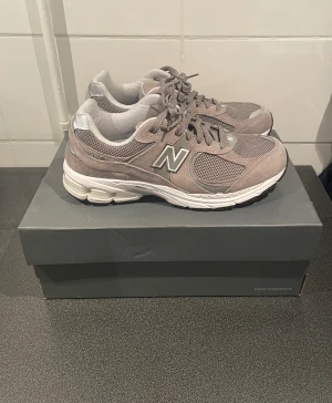 New Balance 2000R - Säljer dessa helt nya New balance 2000R! Dem är bara testade så dem är som helt nya, lukten är kvar ifrån man köper ny sko. Köptes för 1400 på Jd sport men slutsåld nu. Storlek 42