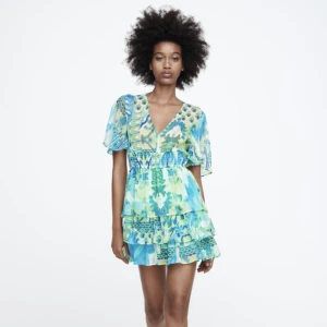 Mönstrad klänning - Jätte fin mönstrad klänning från zara som inte finns kvar att köpa.  Den är helt oanvänd med lapp kvar och är värd 499kr. Jag säljer den för 200kr. Möts upp i Stockholm eller fraktar men då står du för frakten.  Jag är 167 cm💖