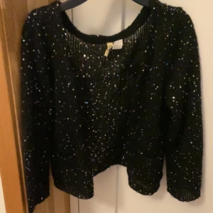 Trelvartsärm - Säljer denna sååå fina festliga topp, den är glittrig och har trekvartsärmar❤️