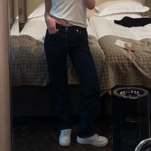 Levis 501 jeans - Intressekoll på mörkblåa levis 501:or! Skitsnygga! Storlek 29 i midjan men passar mer som en 26:a. 32 i längd passar bra på mig som är 165. De har fläckar på knäna tyvärr men det är inget man tänker på direkt🫶