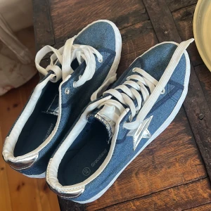 Skor med stjärna på sidan  - Svin snygga skor från Graceland, köpta för ca 1 år sen men i fle storlek så dom är helt oanvända. 