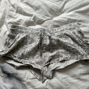 Shorts - Tyvärr kommer jag inte ihåg vart jag köpte byxorna och lapparna är även bortklippta, vet inte heller vilken storlek det är men jag som har xs kan ha dom 💗