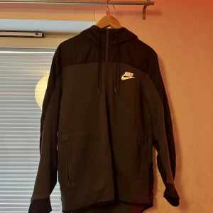 Nike Tröja - Nike tröja i nyskick och i Storlek L men passar även M