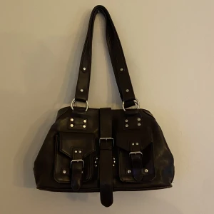 Super fin vintage brun väska!💋 - Vintage brun unik axelväska med 3 innefickor och många detaljer!🫶🏻 Köparen står för frakten!❤️