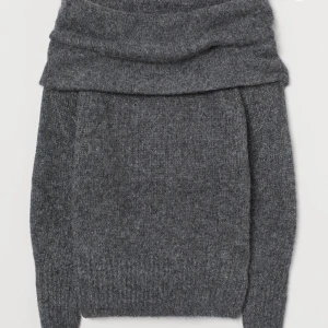 Off shoulder tröja - Säljer min nya stickade off shoulder tröja i storlek Xs. Prislappen är kvar då jag aldrig använt den. Nypris:299kr Köparen står för frakten💗 skriv för intresse