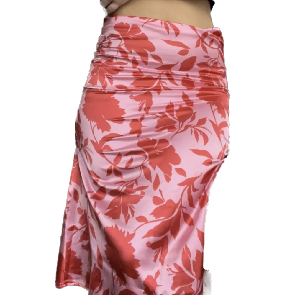 jätte söta o sköna rosa kjolen med röda blommor på🌺 lite silkes aktigt material. Storlek 34/36 jag är 163cm💓knappt använd, man kan ha den lite kortare o även välja på lågmidja eller högmidjat. Kjolar.