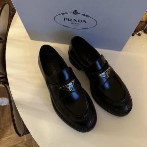 PRADA LOAFERS - 35 - Säljer mina fantastiska favvisar då dem inte kom till användning så mycket som de är värda.   Köpte 2022 i Prada butiken i Stockholm. Inga slitage och ser som nya ut. Sparsamt använda.  Kommer med: Påse, box, dustbags & kvitto.   OBS: INGA SKAMBUD 