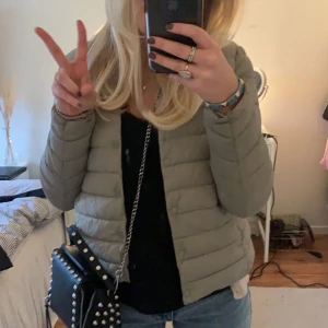 Tunn jacka - Tunn jacka från hm i beigh super fin till våren. Passar mig som har S vanligt