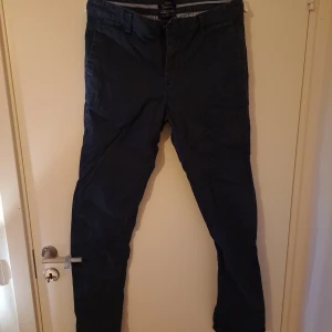 Bondelid chinos  - Marinblå Bondelid Brian chinos,  Stl 31 