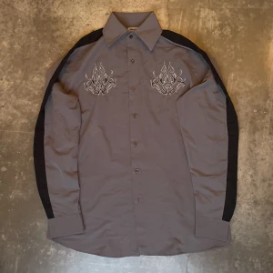 Skjorta identic - Cool tribal skjorta från identic storlek L. 3 FÖR 2 ALLA PRODUKTER på sidan. Betalar ej frakt och kan mötas upp i uppsala/stockholm.