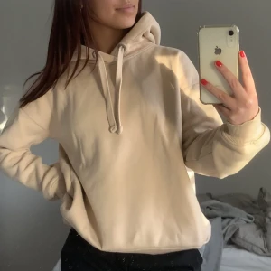 Beige Hoodie - Bra begagnat skick💕 den har asnice tjock luva👍🏼