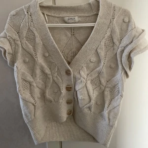 Stickad väst  - Stickad krämvit väst, nästintill oanvänd, inte stickig!✨ köparen står för frakten 60kr✨