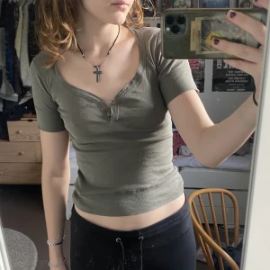 Grön topp - Supersnygg topp / baby tee men som inte kommer till användning:(
