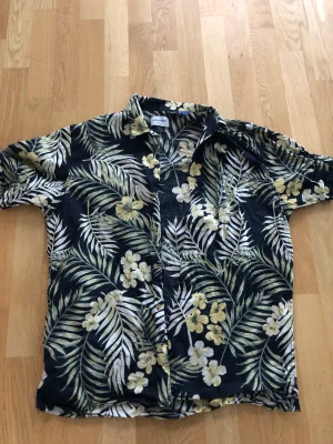 Sommrig skjorta - Kortärmad sommar skjorta.  Inga täcken på användning 