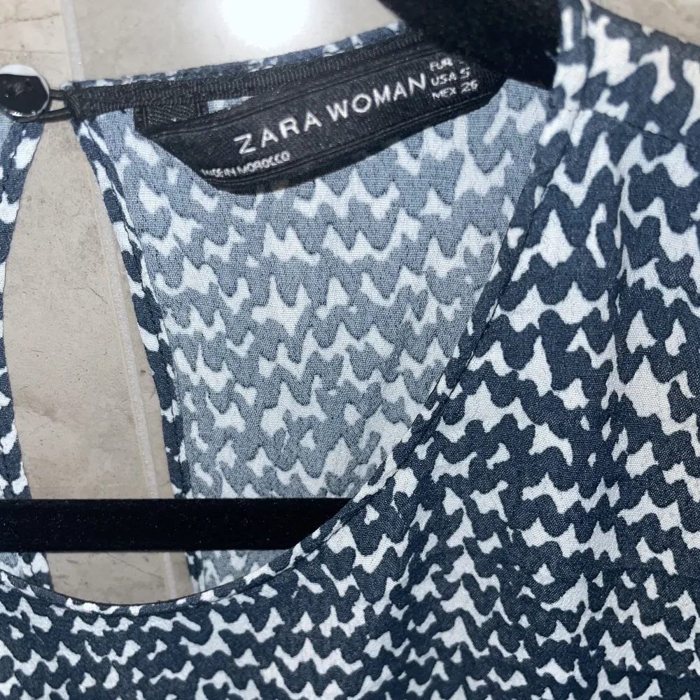 Fin blå-/vitmönstrad klänning från Zara. Storlek Xs/S. Klänningen är i bra skick. Säljer den då den är för kort på mig.. Klänningar.