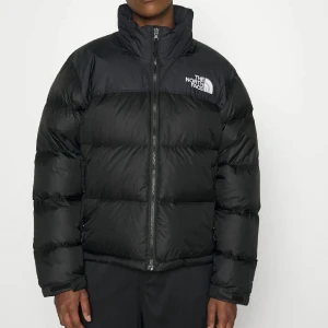 North Face Nuptse jacka - The North Face Nuptse jacka i storlek M. Anänd en vinter, i bra skicka. Skicka pm för flera bilder, pris kan diskuteras!