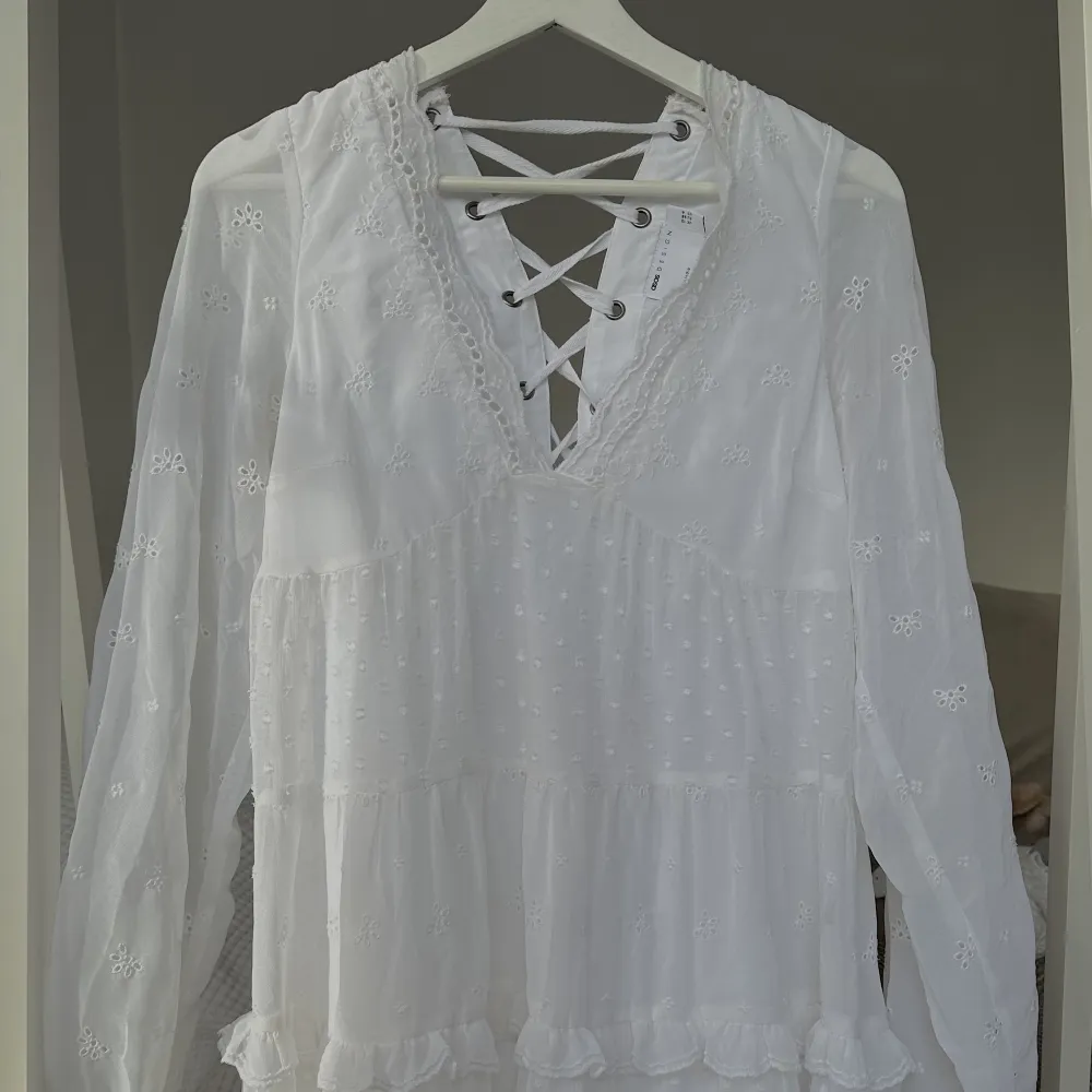 Säljer nu min vita studentklänning ifrån Asos. . Klänningar.