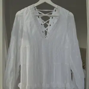 Säljer nu min vita studentklänning ifrån Asos. 