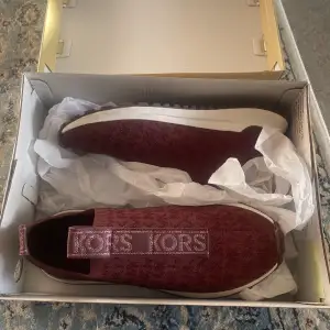 Säljer dessa helt nya Michael kors slip ons i en unik vinröd färg, storlek 37, har e-kvitto. Nypris ca 1500kr 