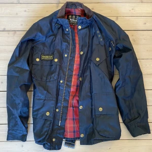Barbour jacka - Klassisk Barbour international jacka. Mycket bra skick, storlek M. Orginalpris 4000kr.