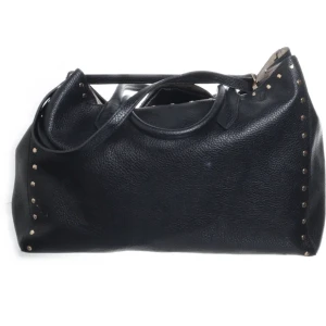 Väska - Säljer en väska som jag köpte men inte kommer till användning! Jättefin med nitar på sidan🫶🏼